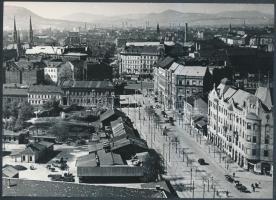 cca 1935 Budapesti városrészlet rálátásból, Fiumei út észak felé néző látkép, azonosítási támpont a Rózsák terén álló kettős tornyú plébánia templom,  korabeli negatívról készült későbbi másolat, 13x18 cm