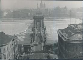 cca 1930 Budapest, a Lánchíd budai hídfője és a Clark Ádám tér két olyan házzal, amelyet már lebontottak a városrendezés során, korabeli negatívról készült későbbi másolat, 13x18 cm