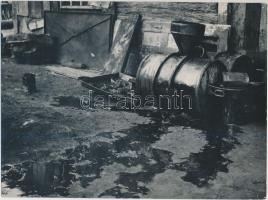 cca 1950 Tiszavölgyi József: Folyik a fekete arany, pecséttel jelzett, feliratozott vintage fotó, 17x23 cm