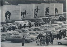 1963 Budapest, parkoló gépkocsik a Népstadionnál, feliratozott sajtófotó, 13x18 cm