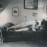 cca 1930 Titkos találka, finoman erotikus fénykép, korabeli negatívról készült későbbi előhívás, 17x18 cm / Erotic photo, 17x18 cm