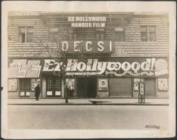 cca 1930 Bp. VI. Teréz körút, "Ez Hollywood!", a Décsi Mozi(ma Művész Mozi) plakátokkal díszített bejárata, pecséttel jelzett sajtófotó, feliratozva, felületén foltokkal és törésnyomokkal, 26x20 cm