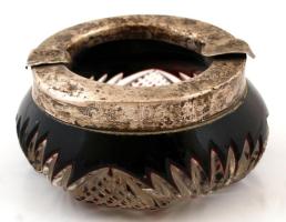 Ezüst(Ag) peremű bordó ólomkristály hamutartó, apró csorbákkal, jelzett, d: 10 cm, m: 4,5 cm