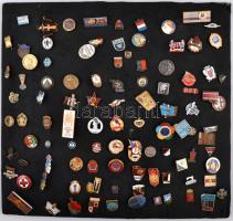 ~400db vegyes magyar és külföldi jelvény főleg a szocialista időszakból, közte sok zománcozott és jobb darab, 4db vászontáblára tűzve. Megtekintésre ajánlott! T:vegyes