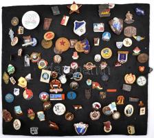 ~400db vegyes magyar és külföldi jelvény főleg a szocialista időszakból, közte sok zománcozott és jo...