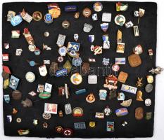 ~400db vegyes magyar és külföldi jelvény főleg a szocialista időszakból, közte sok zománcozott és jo...