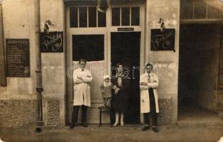 1930 Budapest XX. Pestszenterzsébet, Kossuth tér, Jakobicz György borbély az üzlete előtt, photo (kis lyuk / pinhole)