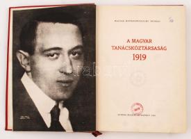 A magyar Tanácsköztársaság 1919. Bp., 1949, Szikra. Kopottas gerincű vászonkötésben, egyébként jó ál...