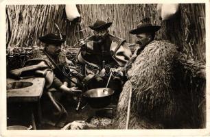 Hortobágy, csikósok a vasalóban, folklór (Rb)