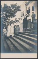 cca 1910 Egy magyarországi kastély és lakói, 3 db fotólap, különböző méretben