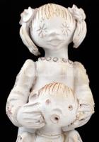 Kovács Éva (1938-): Testvérek. Kézzel festett mázas kerámia, jelzett, hibátlan, m:33 cm