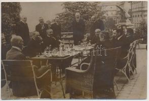 cca 1913-1917 A kormány tagjai minisztertanács után gr. Tisza Istvánnál, a miniszterelnöki palota er...