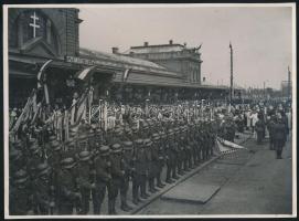 1938 Szombathely, Koronaőrök és katonák várják az Aranyvonatot a vasútállomáson, 24x17 cm