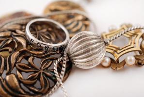 Bizsu tétel, benne: 1 nyaklánc, 1 gyűrű, 2 kitűző,2 gombdísz, 1 ékszertartó dobozka, összesen: 7 db