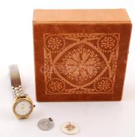 Bőr borítású ékszeres doboz, benne Zsolnay festett porcelán medál, quartz óra