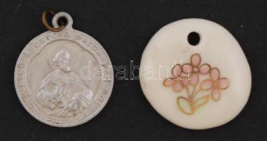 Bőr borítású ékszeres doboz, benne Zsolnay festett porcelán medál, quartz óra