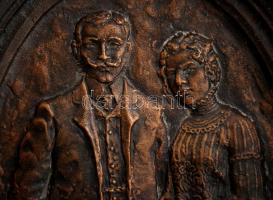Kutas László (1936-): Békebeli házaspár. Bronz falikép, jelzett, 24×18 cm