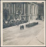 cca 1940 Katonai felvonulás a palota előtt, 2 db fotó, 18,5×18 cm /  cca 1940 Military parade in front of the Palace, Buda Castle, Budapest, 2 photos, 18,5×18 cm