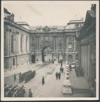 cca 1940 Katonai felvonulás a palota előtt, 2 db fotó, 18,5×18 cm /

cca 1940 Military parade in fro...