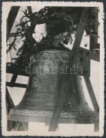 1938 Magdolnaváros (ma: Angyalföld) evangélikus templomának harangja, fotó, hátulján feliratozva, 11,5×9,5 cm /   1938 The bell of the Lutheran church of Magdolnaváros (now Angyalváros/Engelsfeld, a neighbourhood in Budapest), photo, with inscription on its back, 11,5×9,5 cm