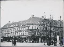 cca 1930 Bp., V-VI., a Kemnitzer-Wodianer ház délkeleti sarokrésze, fotó, hátulján feliratozva, 17×23,5 cm /  cca 1930 Budapest, 5th-6th district, the southeastern corner of the Kemnitzer-Wodianer house (named after its owners), torn down in the fifties, phot, with inscriptions on its back, 17×23,5 cm