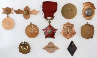 11db-os vegyes szocialista jelvény tétel, főleg militária témában, közte 1975. "Díszszemle 1945...