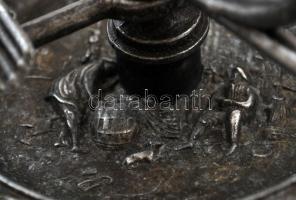 Gazdagon díszített, dekoratív életképes fém hamutál, az alján töltényhüvellyel, felül kardmarkolatot...