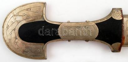 Gazdagon díszített keleti motívumos dísztőr, fa markolattal, díszes hüvellyel, pengehossz: 22,5 cm, ...