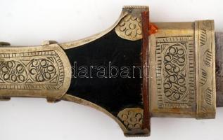 Gazdagon díszített keleti motívumos dísztőr, fa markolattal, díszes hüvellyel, pengehossz: 22,5 cm, ...