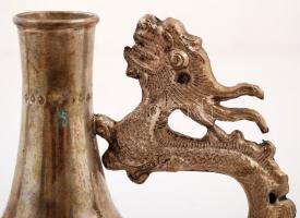 Díszes keleti motívumos fém kiöntő, fedéllel, m: 20,5 cm