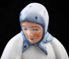 Zsolnay rőzsén ülő asszony (Sinkó András), kézzel festett, jelzett, hibátlan, m:26 cm, h:25 cm