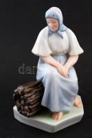Zsolnay rőzsén ülő asszony (Sinkó András), kézzel festett, jelzett, hibátlan, m:26 cm, h:25 cm