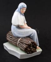 Zsolnay rőzsén ülő asszony (Sinkó András), kézzel festett, jelzett, hibátlan, m:26 cm, h:25 cm