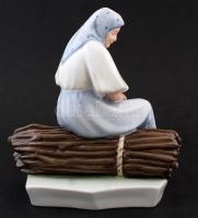 Zsolnay rőzsén ülő asszony (Sinkó András), kézzel festett, jelzett, hibátlan, m:26 cm, h:25 cm