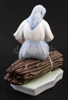 Zsolnay rőzsén ülő asszony (Sinkó András), kézzel festett, jelzett, hibátlan, m:26 cm, h:25 cm