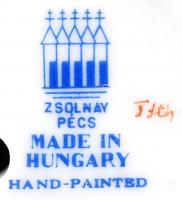 Zsolnay rőzsén ülő asszony (Sinkó András), kézzel festett, jelzett, hibátlan, m:26 cm, h:25 cm