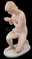 Wallendorf mosakodó akt, kézzel festett, apró mázhibával, jelzett, m:27 cm /Wallendorf nude woman fi...