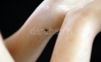 Wallendorf mosakodó akt, kézzel festett, apró mázhibával, jelzett, m:27 cm /Wallendorf nude woman fi...