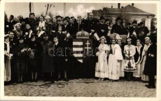 1938 Léva, Kossuth Lajos tér, Bevonulás, címer, folklór / square, entry of the Hungarian troops, coat of arms, folklore 'vissza' So. Stpl