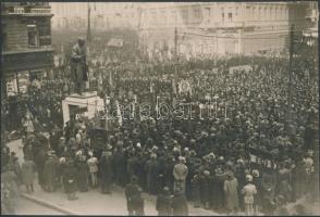 1930 Bp., Rákosi Jenő (1842-1929) író, színházigazgató szobrának felavatása az Erzsébet körút és a Dohány utca sarkán lévő téren, hátoldalon feliratozva, 17x12 cm