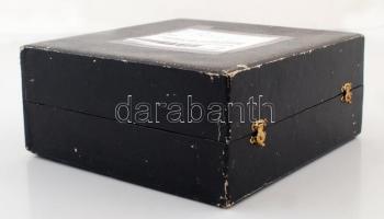 Indiai virágmintás ezüst (Ag.) dísztál, jelzett (SILVER), jó állapotban, kopott díszdobozban, d: 17 ...