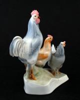 Zsolnay őrködő kakas és a tyúkok, kézzel festett, jelzett (Sinkó András), m:19 cm, h:19 cm