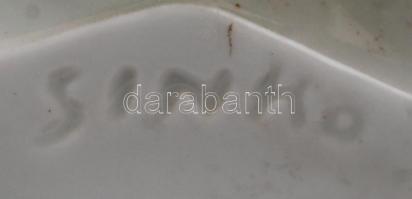 Zsolnay őrködő kakas és a tyúkok, kézzel festett, jelzett (Sinkó András), m:19 cm, h:19 cm