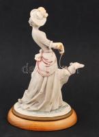 Capodimonte hölgy agárral, kézzel festett, jelzett (Bruno Merli), hibátlan, fa talapzaton, m:20 cm, ...