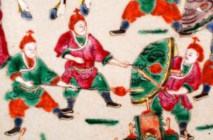 Kínai dísztál harci jelenettel, kézzel festett, hibátlan, jelzett, d:39 cm