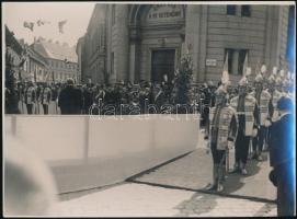 1936. november 19. Bp., Horthy Miklós(1868-1957) kormányzó a Bécsi kapu téren a Várban, Beller Rezső fotója, Kurir fotóriport vállalat, pecséttel jelzett, dátumozott fotó, 23x17 cm