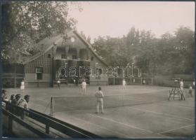 1926 Ostseebad Zoppot(ma Sopot, Lengyelország), Teniszpálya, Stengel&Co. Fotó, pecséttel jelzett, feliratozott fotó, 17x12 cm / 1926 Ostseebad Zoppot(Sopot, Poland), Tennis-court, stamp on the verso, with description, 17x12 cm