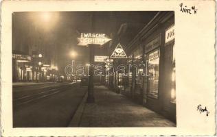 Linz, Strassenbild, Geschäfte; Fot. Hinterndorfer / street view with shops and neon lights, photo