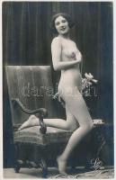 cca 1920 Léo Paris: Karosszéken térdelő nő, finoman erotikus fotó, 9x13 cm / cca 1920 Léo Paris: Erotic photo, 9x13 cm