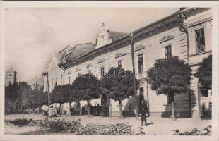 Nagykároly, városháza, csendőr / town hall, gendarme, automobile